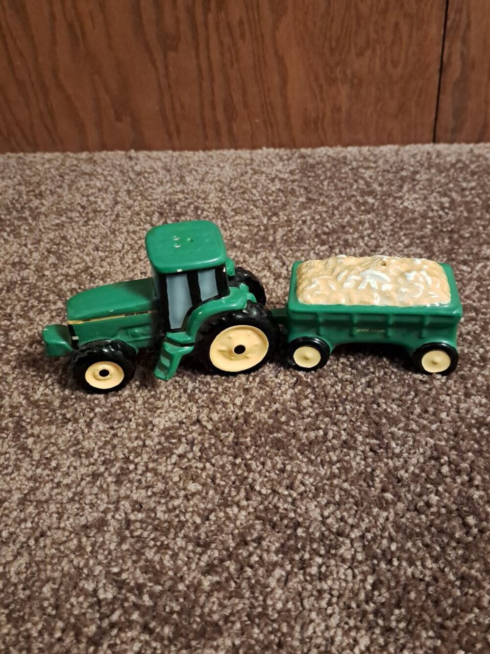 Vintage 1998 Enesco ceramic John Deere Tractor&Wagon Salt and Pepper Shaker Set